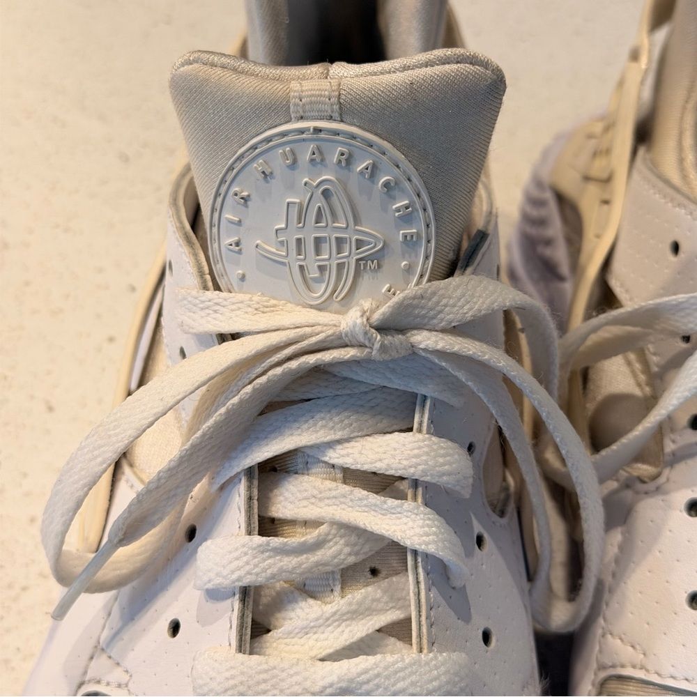 Nike Air Huarache Triple White Men 10 EUR 44 Neoprene Sleeve 318429-111 - Picture 6 of 9